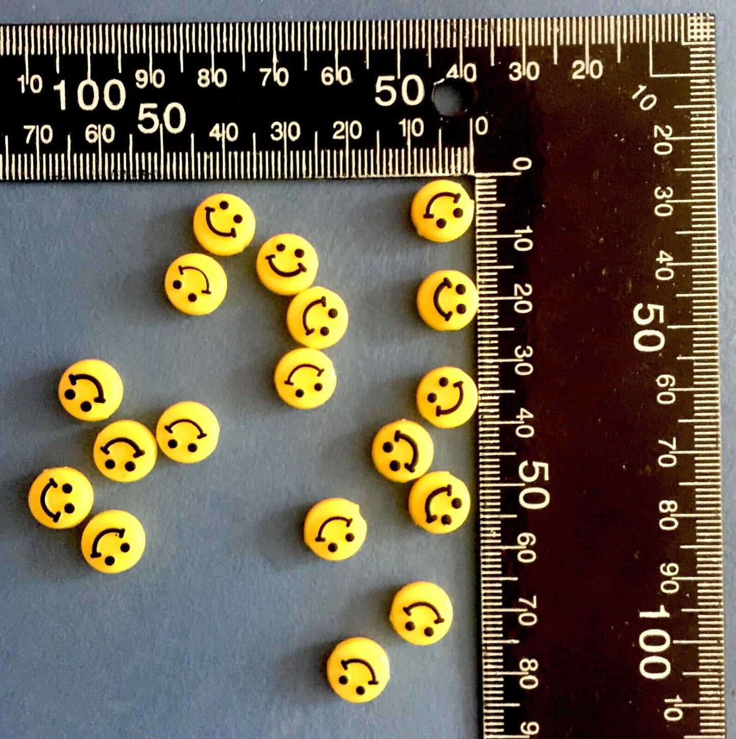 100x Glow in the Dark SmilIing Flat Round Disc Beads 10mmx5mm for Jewellery Making