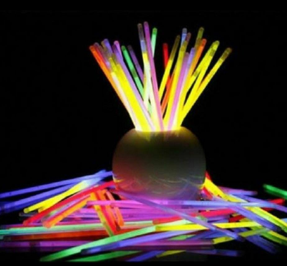 80x Glow in the Dark Multicoloured 8 inch Stick