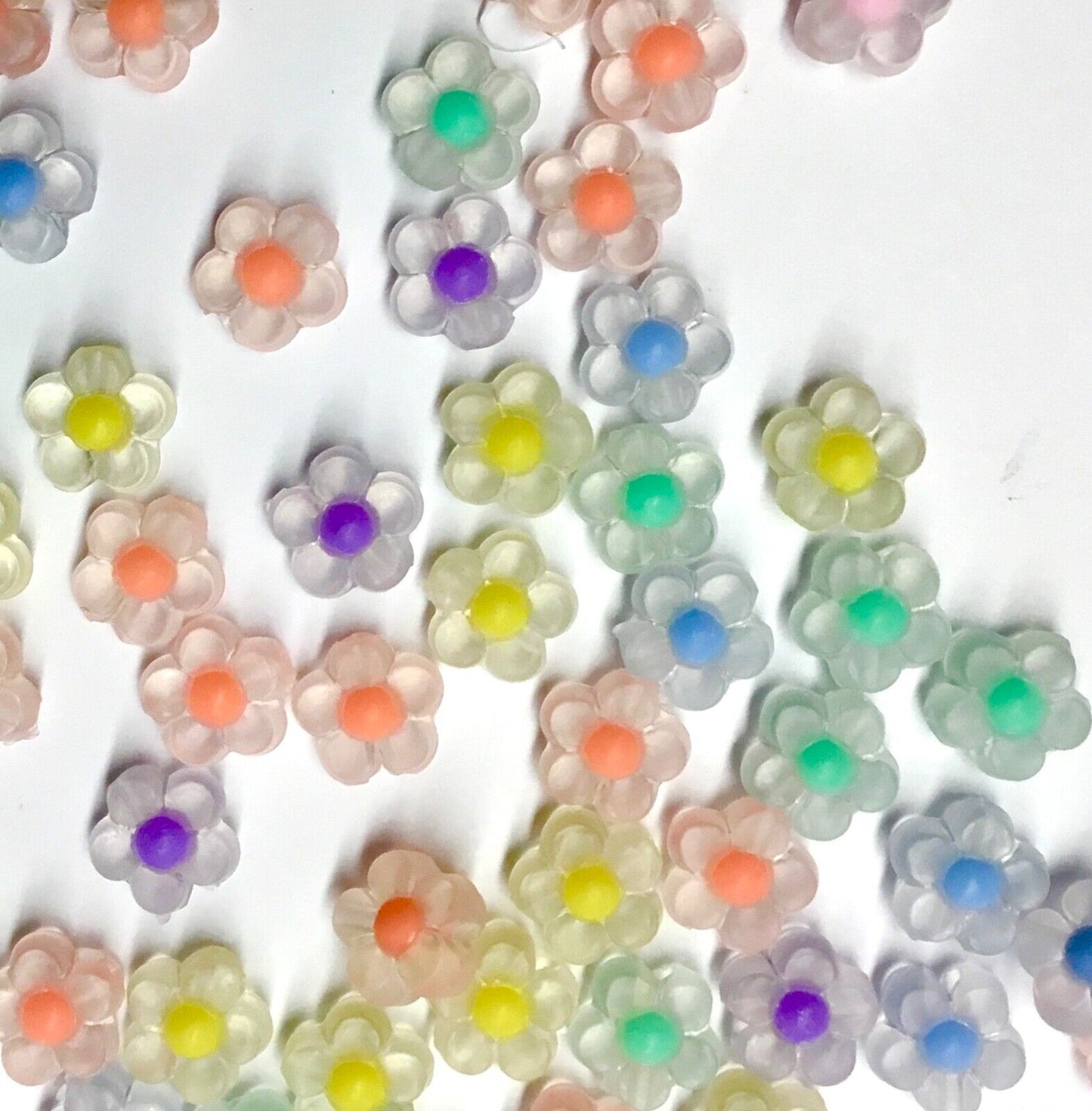 50x Frosted White Flower w/ Multicolour Core Bead in Bead 12mm Acrylic Beads